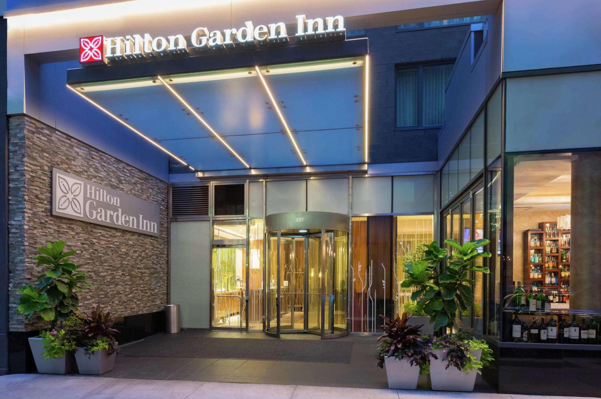 Hilton Garden Inn New York Central Park South-Midtown West Екстериор снимка