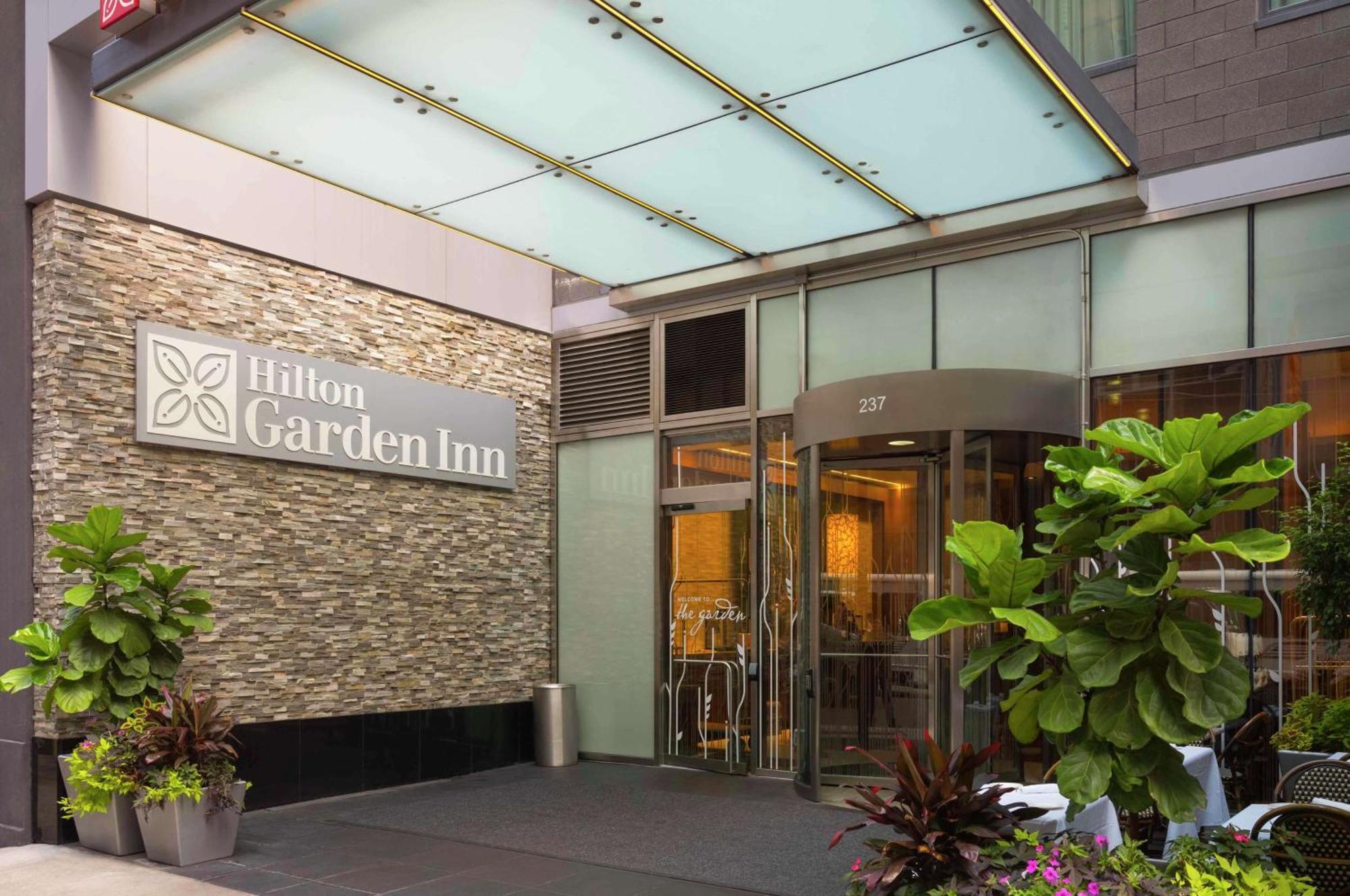 Hilton Garden Inn New York Central Park South-Midtown West Екстериор снимка