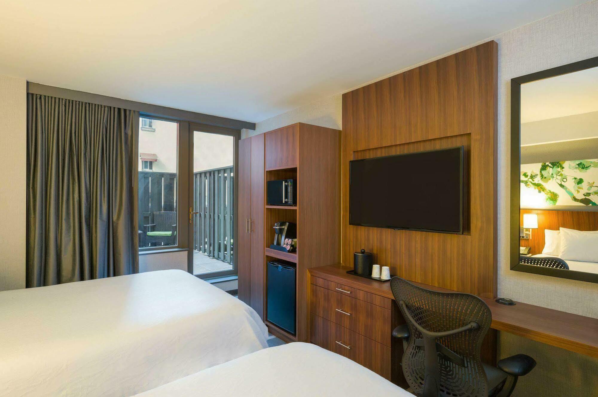 Hilton Garden Inn New York Central Park South-Midtown West Екстериор снимка
